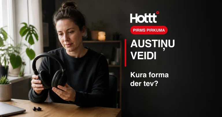 Sieviete pie galda apskata rokās turētas ausi aptverošas austiņas; uz galda ir arī mazās austiņas.