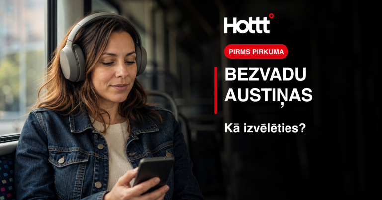 Sieviete autobusā klausās audio bezvadu austiņās un tur telefonu.