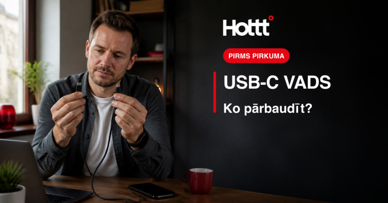 Cilvēks salīdzina USB-C vada galus pie klēpjdatora un telefona